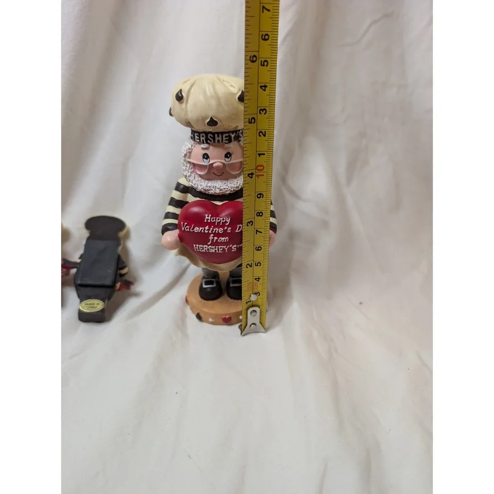Hershey 's‎ Chocolate World Collectible Elf- 2 New Year magnets Valentine Figure